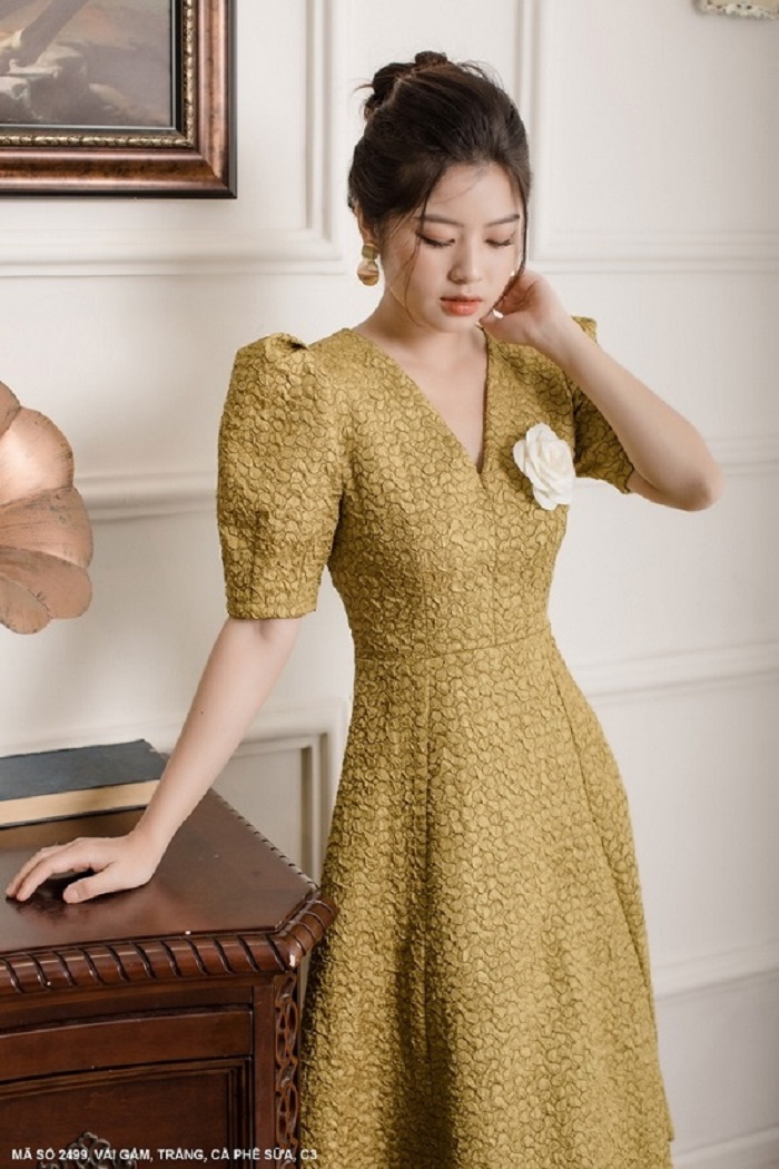 ĐẦM XÒE CỔ TIM TAY NGẮN  ĐÍNH HOA HỒNG TRƯỚC NGỰ SANG TRONG-2499